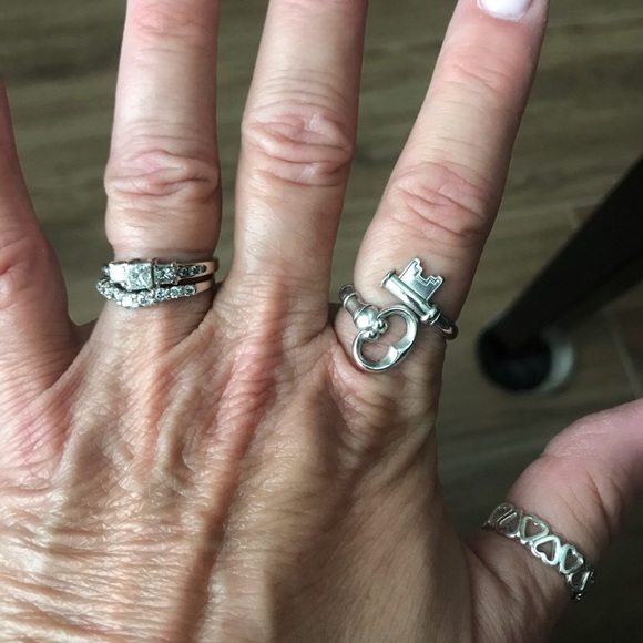 SOLD! 😊 Vintage Sterling Silver Old Key Ring - Picture 5 of 8